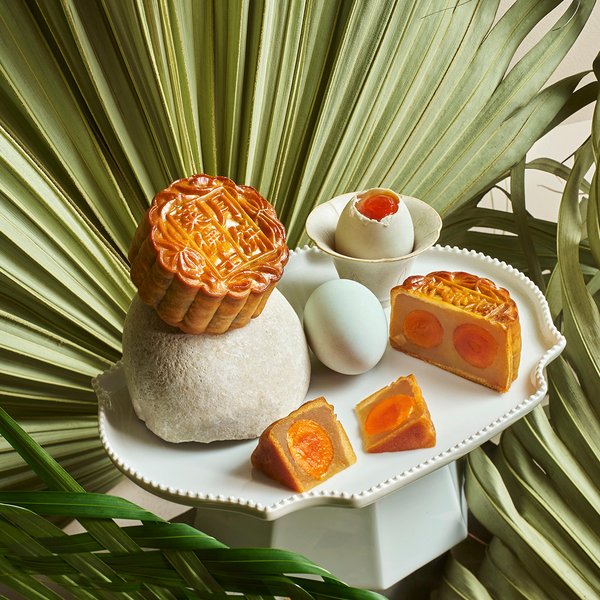 Double Yolk with Macadamia Nuts and White Lotus Paste Baked Mooncake