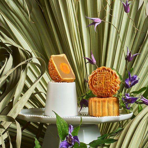 Mother-of-Pearl with Single Yolk and White Lotus Paste Baked Mooncake