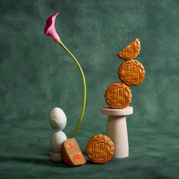 Double Yolk with Macadamia Nuts and White Lotus Paste Baked Mooncake 双黄夏果白莲蓉月饼