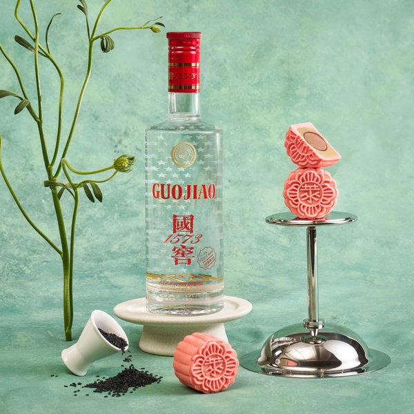 Guojiao 1573 Baijiu Black Sesame Truffle Snow-Skin Mooncake 泸州老窖国窖1573白酒黑芝麻巧克力冰皮月饼